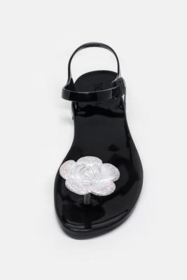 sandales noires et blanches
